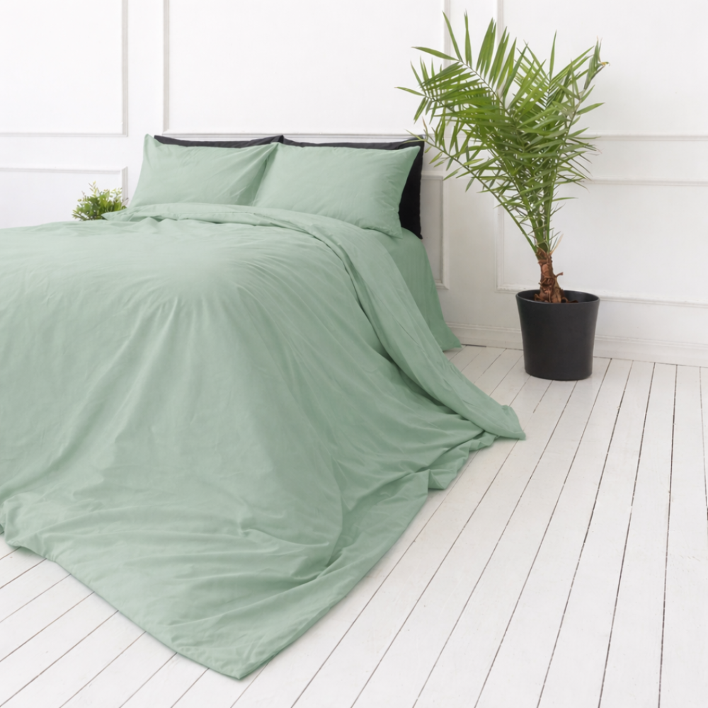 Premium satin bettwäsche set "Eucalyptus". Bettwäsche 150x200, 100x140 cm, 135/140x200 cm, 150x200 cm, 155/160x200 cm, 180x200 cm, 200x200 cm, 200x220 cm, 220x240 cm. Pastellgrünes einfarbiges bettwäsche-set mit schlichtem look