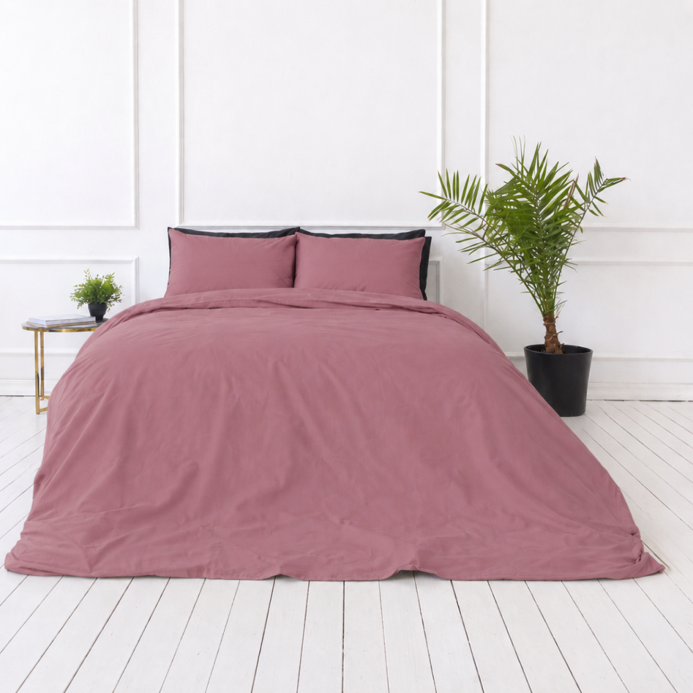 Premium satin bettwäsche set "Grape sateen". Bettwäsche 150x200, 135/140x200 cm, 150x200 cm, 155/160x200 cm, 180x200 cm, 200x200 cm, 200x220 cm, 220x240 cm. Zartrosa bettwäsche-set für ein gemütliches schlafzimmerinterieur Premium satin bettwäsche set "Grape sateen". Bettwäsche 150x200, 135/140x200 cm, 150x200 cm, 155/160x200 cm, 180x200 cm, 200x200 cm, 200x220 cm, 220x240 cm. Zartrosa bettwäsche-set für ein gemütliches schlafzimmerinterieur