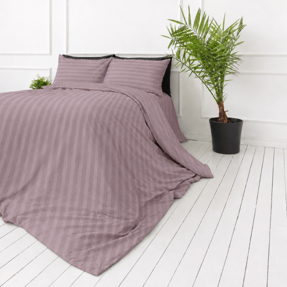 Premium satin bettwäsche set "Grape Stripe Sateen". Mako Satin Bettwäsche, 135/140x200 cm, 155x220 cm, 160x200 cm, 180x200 cm, 200x200 cm, 200x220 cm, 220x240 cm. Rosavioletter bettdeckenbezug mit vertikalen streifen.
