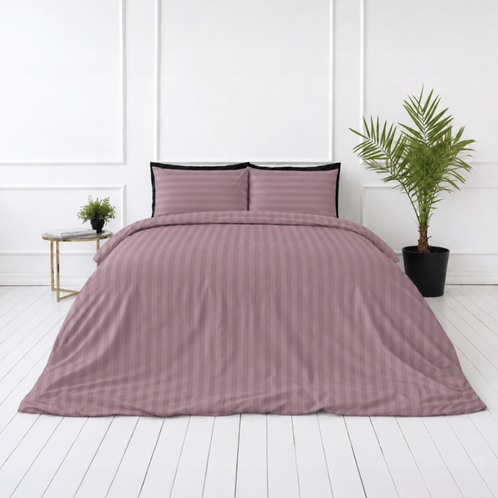 Premium satin bettwäsche set "Grape Stripe Sateen". Mako Satin Bettwäsche, 135/140x200 cm, 155x220 cm, 160x200 cm, 180x200 cm, 200x200 cm, 200x220 cm, 220x240 cm. Kissenbezüge in einem gedämpften rosaviolettton mit horizontalen streifen.