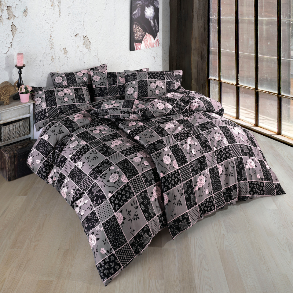 Premium satin bettwäsche set "Pablo Pink". Bettwäsche aus Satin, 135/140x200 cm, 200x200 cm, 200x220 cm. Bettwäsche-set in schwarz mit quadratischem design, mit rosa rosen und blattmustern, die einen stilvollen und eleganten look schaffen.