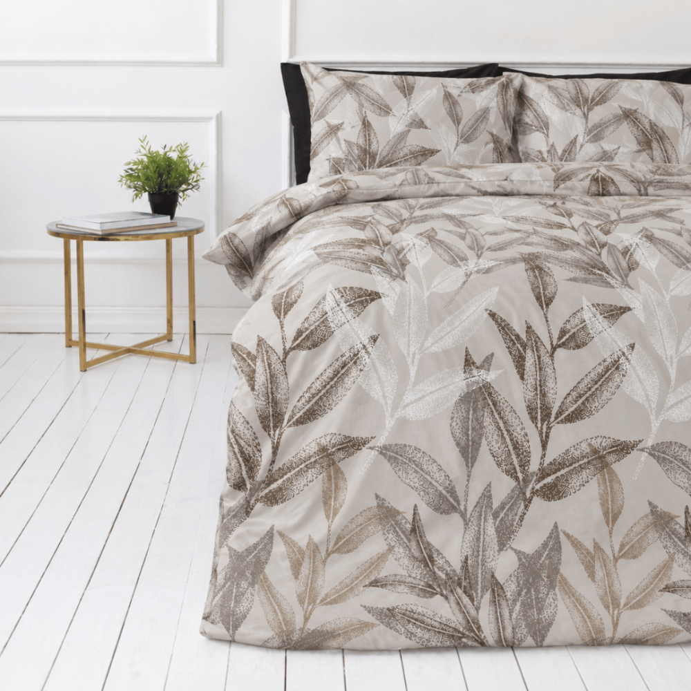 Satin bettwäsche set "Painting Sand". Bettwäsche 150x200, 135/140x200 cm, 150x200 cm, 155/160x200 cm, 180x200 cm, 200x200 cm, 200x220 cm, 220x240 cm. Hellbraunes bettwäsche-set mit dezenten pflanzen- und blattmotiven. Satin bettwäsche set "Painting Sand". Bettwäsche 150x200, 135/140x200 cm, 150x200 cm, 155/160x200 cm, 180x200 cm, 200x200 cm, 200x220 cm, 220x240 cm. Hellbraunes bettwäsche-set mit dezenten pflanzen- und blattmotiven.