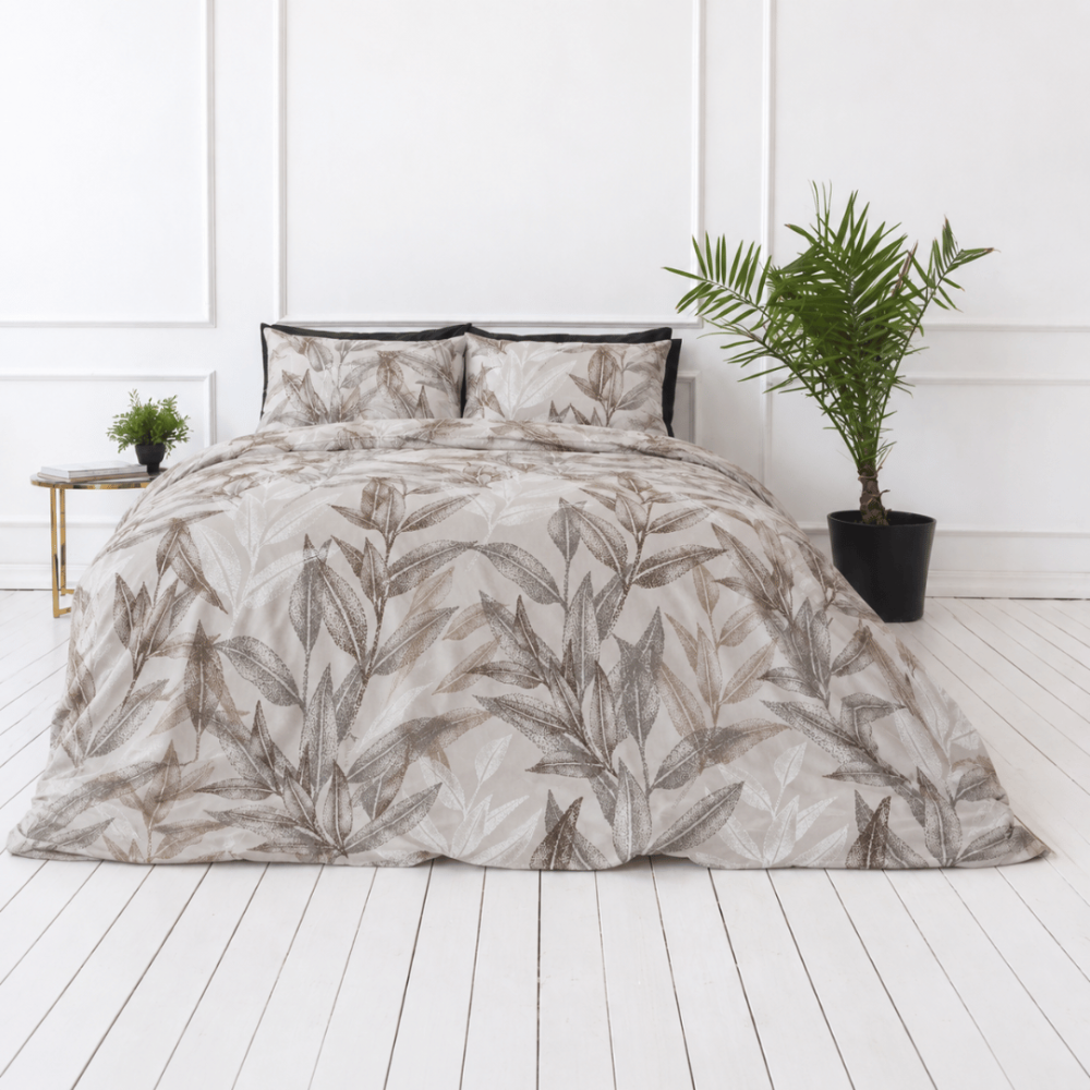Satin bettwäsche set "Painting Sand". Bettwäsche 150x200, 135/140x200 cm, 150x200 cm, 155/160x200 cm, 180x200 cm, 200x200 cm, 200x220 cm, 220x240 cm. Neutrale sandfarbene bettwäsche mit großen braunen blattsilhouetten. Satin bettwäsche set "Painting Sand". Bettwäsche 150x200, 135/140x200 cm, 150x200 cm, 155/160x200 cm, 180x200 cm, 200x200 cm, 200x220 cm, 220x240 cm. Neutrale sandfarbene bettwäsche mit großen braunen blattsilhouetten.