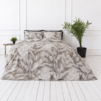 Satin bettwäsche set "Painting Sand". Bettwäsche 150x200, 135/140x200 cm, 150x200 cm, 155/160x200 cm, 180x200 cm, 200x200 cm, 200x220 cm, 220x240 cm. Neutrale sandfarbene bettwäsche mit großen braunen blattsilhouetten. Satin bettwäsche set "Painting Sand". Bettwäsche 150x200, 135/140x200 cm, 150x200 cm, 155/160x200 cm, 180x200 cm, 200x200 cm, 200x220 cm, 220x240 cm. Neutrale sandfarbene bettwäsche mit großen braunen blattsilhouetten.