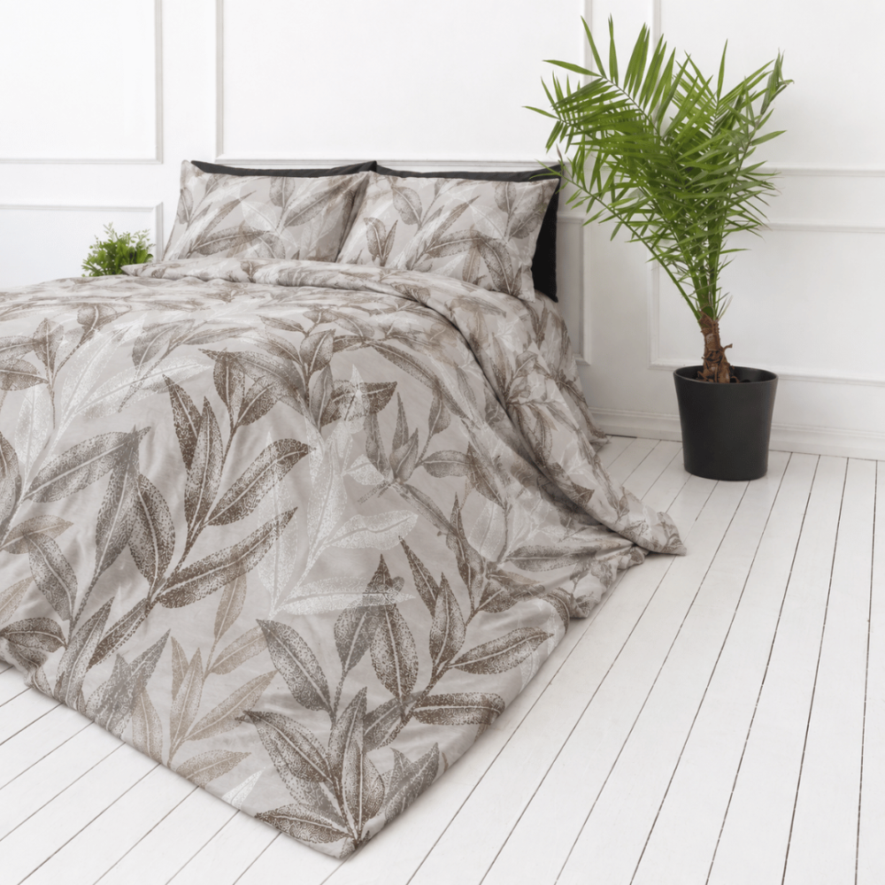 Satin bettwäsche set "Painting Sand". Bettwäsche 150x200, 135/140x200 cm, 150x200 cm, 155/160x200 cm, 180x200 cm, 200x200 cm, 200x220 cm, 220x240 cm. Cremefarbenes und braunes bettwäsche-set mit elegantem blattmuster. Satin bettwäsche set "Painting Sand". Bettwäsche 150x200, 135/140x200 cm, 150x200 cm, 155/160x200 cm, 180x200 cm, 200x200 cm, 200x220 cm, 220x240 cm. Cremefarbenes und braunes bettwäsche-set mit elegantem blattmuster.