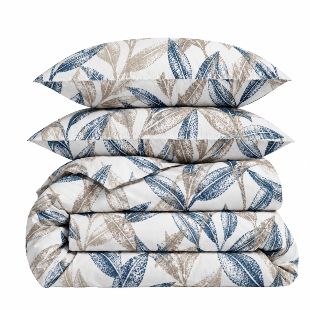 Satin bettwäsche set "Painting". Bettwäsche 150x200, 135/140x200 cm, 150x200 cm, 155/160x200 cm, 180x200 cm, 200x200 cm, 200x220 cm, 220x240 cm. Weißes bettwäsche-set mit blauem und sandfarbenem blattmuster Satin bettwäsche set "Painting". Bettwäsche 150x200, 135/140x200 cm, 150x200 cm, 155/160x200 cm, 180x200 cm, 200x200 cm, 200x220 cm, 220x240 cm. Weißes bettwäsche-set mit blauem und sandfarbenem blattmuster