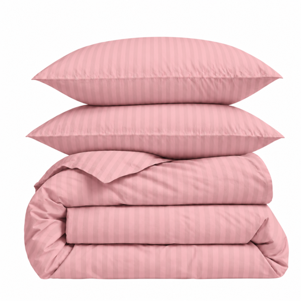 Premium satin bettwäsche set "Seashell Pink Stripe Sateen". Mako Satin Bettwäsche, 135/140x200 cm, 155x220 cm, 160x200 cm, 180x200 cm, 200x200 cm, 200x220 cm, 220x240 cm. Rosé-korallenfarbig gestreiftes bettwäsche-set in einem sanften schlafzimmer Premium satin bettwäsche set "Seashell Pink Stripe Sateen". Mako Satin Bettwäsche, 135/140x200 cm, 155x220 cm, 160x200 cm, 180x200 cm, 200x200 cm, 200x220 cm, 220x240 cm. Rosé-korallenfarbig gestreiftes bettwäsche-set in einem sanften schlafzimmer