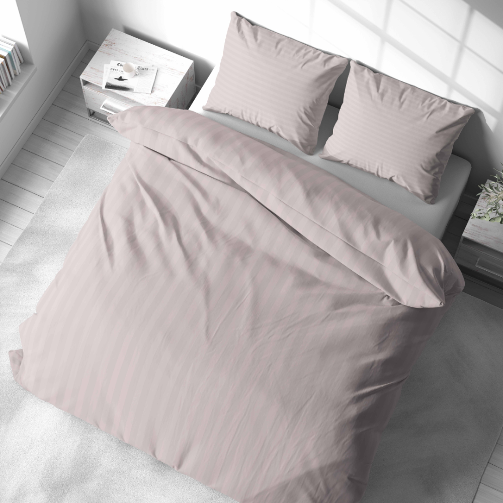 Premium satin bettwäsche set "Seashell Pink Stripe Satin". Bettwäsche 150x200, 135/140x200 cm, 150x200 cm, 155/160x200 cm, 180x200 cm, 200x200 cm, 200x220 cm. Sanft korallenrosafarbenes gestreiftes bettwäsche-set auf dem bett