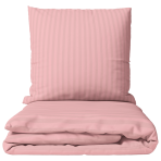 Premium satin bettwäsche set "Seashell Pink Stripe Sateen". Bettwäsche 150x200, 135/140x200 cm, 150x200 cm, 155/160x200 cm, 180x200 cm, 200x200 cm, 200x220 cm, 220x240 cm. Rosé-korallenfarbig gestreiftes bettwäsche-set in einem sanften schlafzimmer