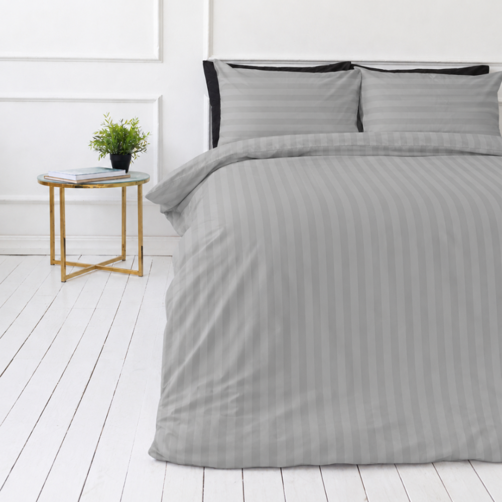 Premium satin bettwäsche set "Silver Stripe Sateen". Bettwäsche 150x200, 135/140x200 cm, 150x200 cm, 155/160x200 cm, 180x200 cm, 200x200 cm, 200x220 cm, 220x240 cm. Graues gestreiftes bettwäsche-set mit sanftem satin-effekt