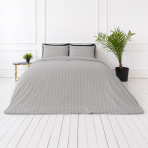 Premium satin bettwäsche set "Silver Stripe Sateen". Bettwäsche 150x200, 135/140x200 cm, 150x200 cm, 155/160x200 cm, 180x200 cm, 200x200 cm, 200x220 cm, 220x240 cm. Bettwäsche-set in hellgrauem farbton mit subtilen streifen