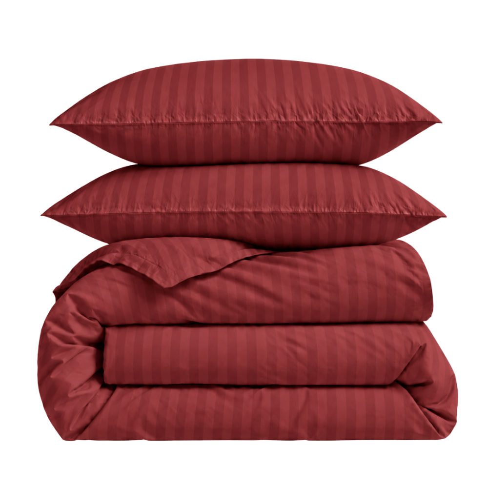 Premium satin bettwäsche set "Sun-dried Tomato Stripe Sateen". Mako Satin Bettwäsche, 135/140x200 cm, 155x220 cm, 160x200 cm, 180x200 cm, 200x200 cm, 200x220 cm, 220x240 cm. Bordeauxrotes bettwäsche-set mit dezentem streifenmuster. Premium satin bettwäsche set "Sun-dried Tomato Stripe Sateen". Mako Satin Bettwäsche, 135/140x200 cm, 155x220 cm, 160x200 cm, 180x200 cm, 200x200 cm, 200x220 cm, 220x240 cm. Bordeauxrotes bettwäsche-set mit dezentem streifenmuster.