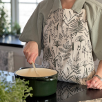 Schürze "Ralph apron". Küchenschürzen. Schürze mit dezenten graugrünen blatt- und pflanzenmotiven Schürze "Ralph apron". Küchenschürzen. Schürze mit dezenten graugrünen blatt- und pflanzenmotiven