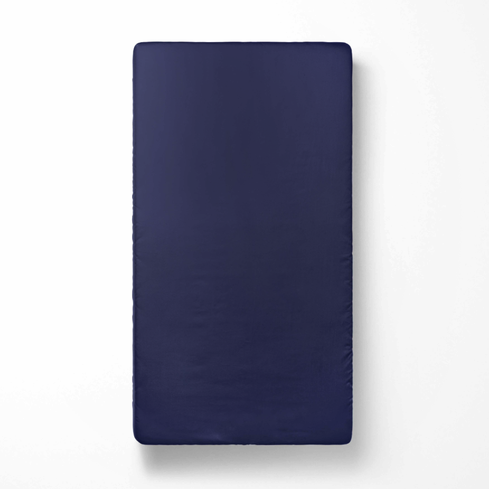 Satin Bettlaken „Blue glow“. Bettlaken, 150x220 cm, 180x220 cm, 200x220 cm, 220x260 cm. Reichhaltiges dunkelblaues bettlaken, das ein luxuriöses gefühl und eine tiefe, beruhigende farbe bietet.
