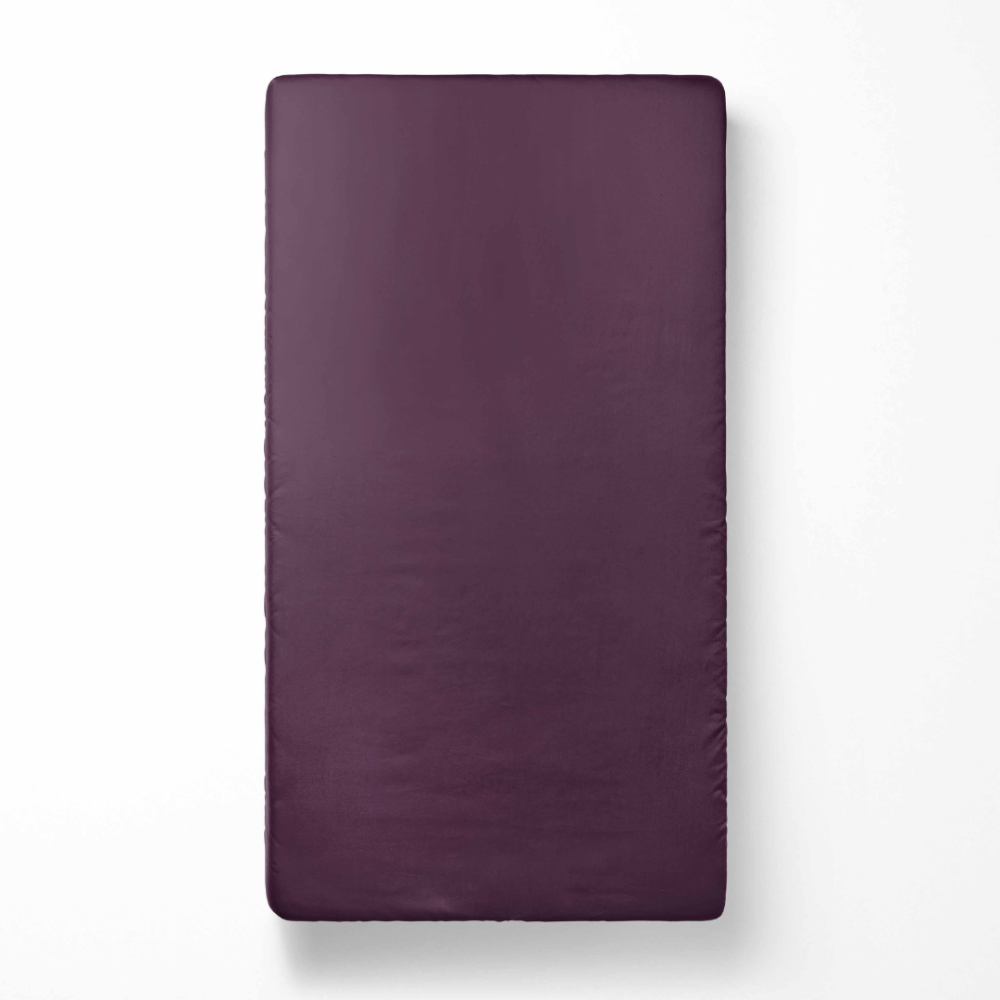 Satin Bettlaken „Plum glow“. Bettlaken, 150x220 cm, 200x220 cm, 220x260 cm. Reichhaltiges pflaumenfarbenes bettlaken, weich und glatt für eine bequeme nachtruhe.
