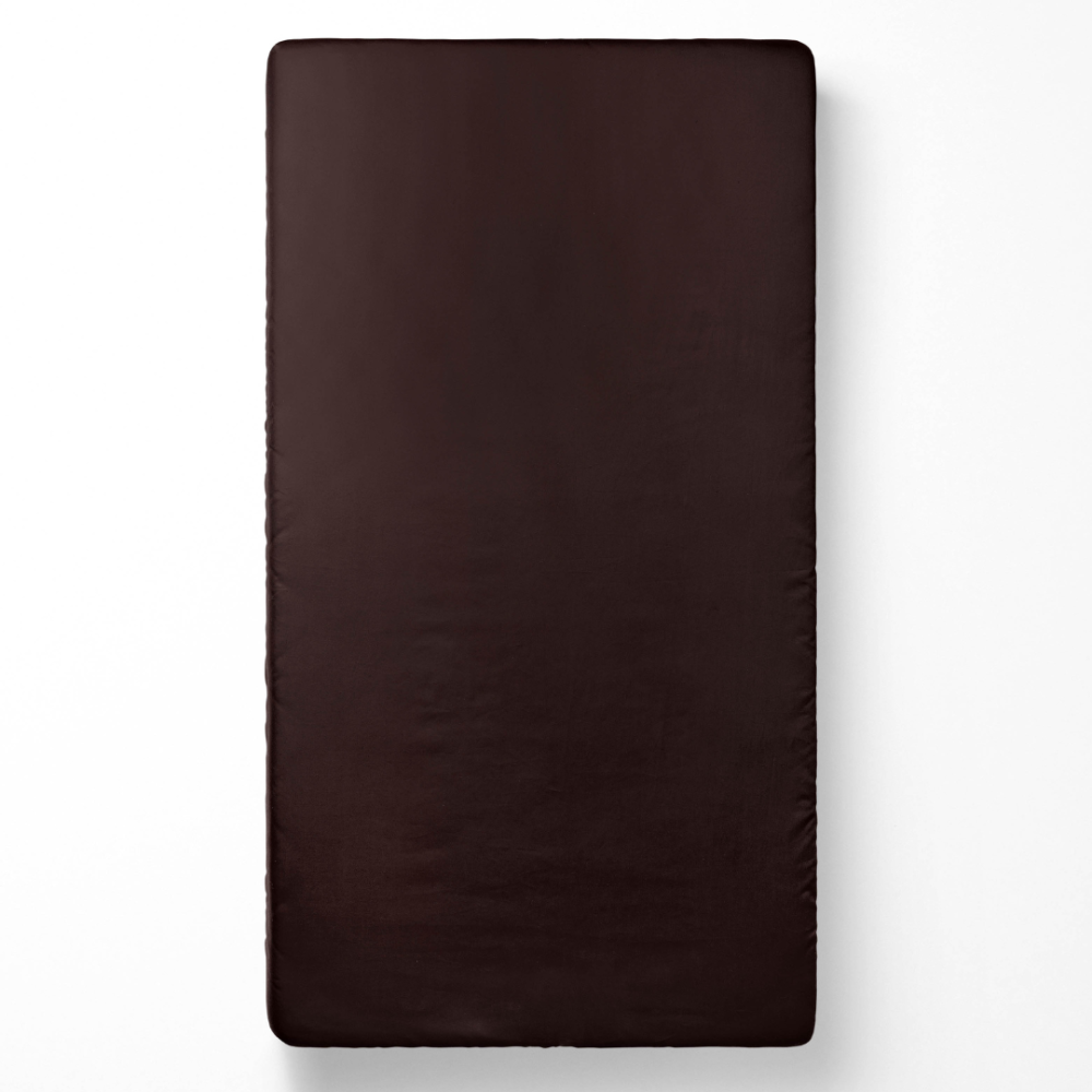 Satin Spannbettlaken „Chesnut glow“. Spannbettlaken 90x200, 90x200 cm, 120x200 cm, 135/140x200 cm, 155/160x200 cm, 180x200 cm. Dieses dunkelrote bettlaken schafft eine warme und gemütliche atmosphäre in ihrem schlafzimmer.