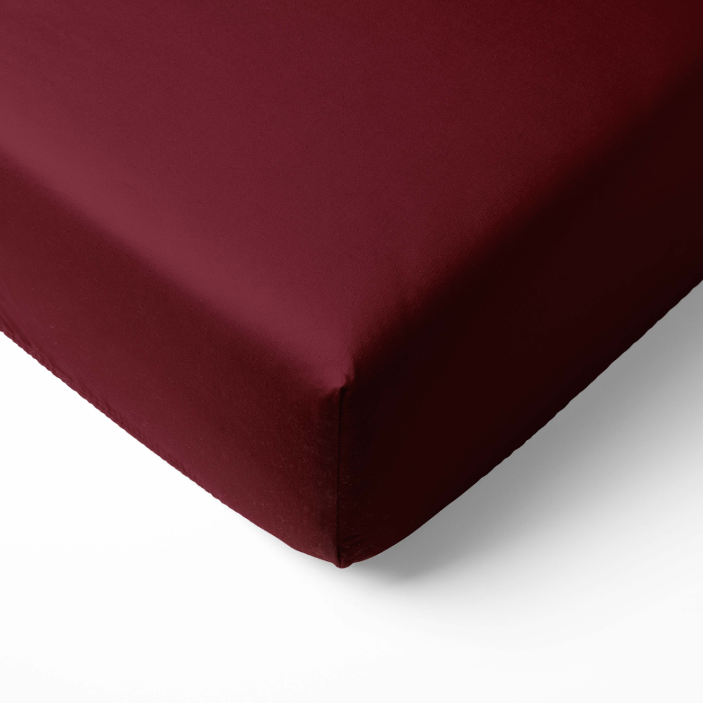 Satin Spannbettlaken „Maroon“. Spannbettlaken 90x200, 90x200 cm, 135/140x200 cm, 155/160x200 cm, 180x200 cm. Dieses dunkelrote bettlaken mit gummiband passt perfekt in jedes interieur und verleiht ihrem schlafzimmer ein gefühl von wärme und luxus.