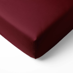 Satin Spannbettlaken „Maroon“. Spannbettlaken 90x200, 90x200 cm, 135/140x200 cm, 155/160x200 cm, 180x200 cm. Dieses dunkelrote bettlaken mit gummiband passt perfekt in jedes interieur und verleiht ihrem schlafzimmer ein gefühl von wärme und luxus.