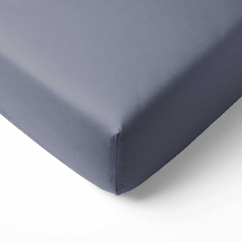 Satin Spannbettlaken „Tradewinds Sateen“. Spannbettlaken 160x200, 90x200 cm, 135/140x200 cm, 160x200 cm, 180x200 cm. Spannbettlaken in gedämpftem blau mit einem grauen unterton.