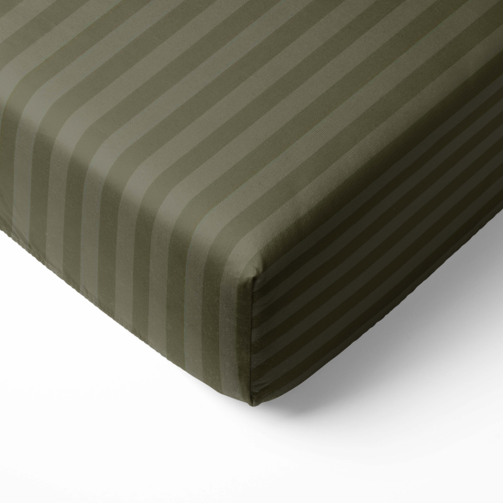 Satin Spannbettlaken „Moss Green Stripe Satin fitted sheet“. Spannbettlaken 160x200, 90x200 cm, 135/140x200 cm, 155/160x200 cm, 180x200 cm. Olivfarbiges spannbettlaken mit horizontalen streifen Satin Spannbettlaken „Moss Green Stripe Satin fitted sheet“. Spannbettlaken 160x200, 90x200 cm, 135/140x200 cm, 155/160x200 cm, 180x200 cm. Olivfarbiges spannbettlaken mit horizontalen streifen