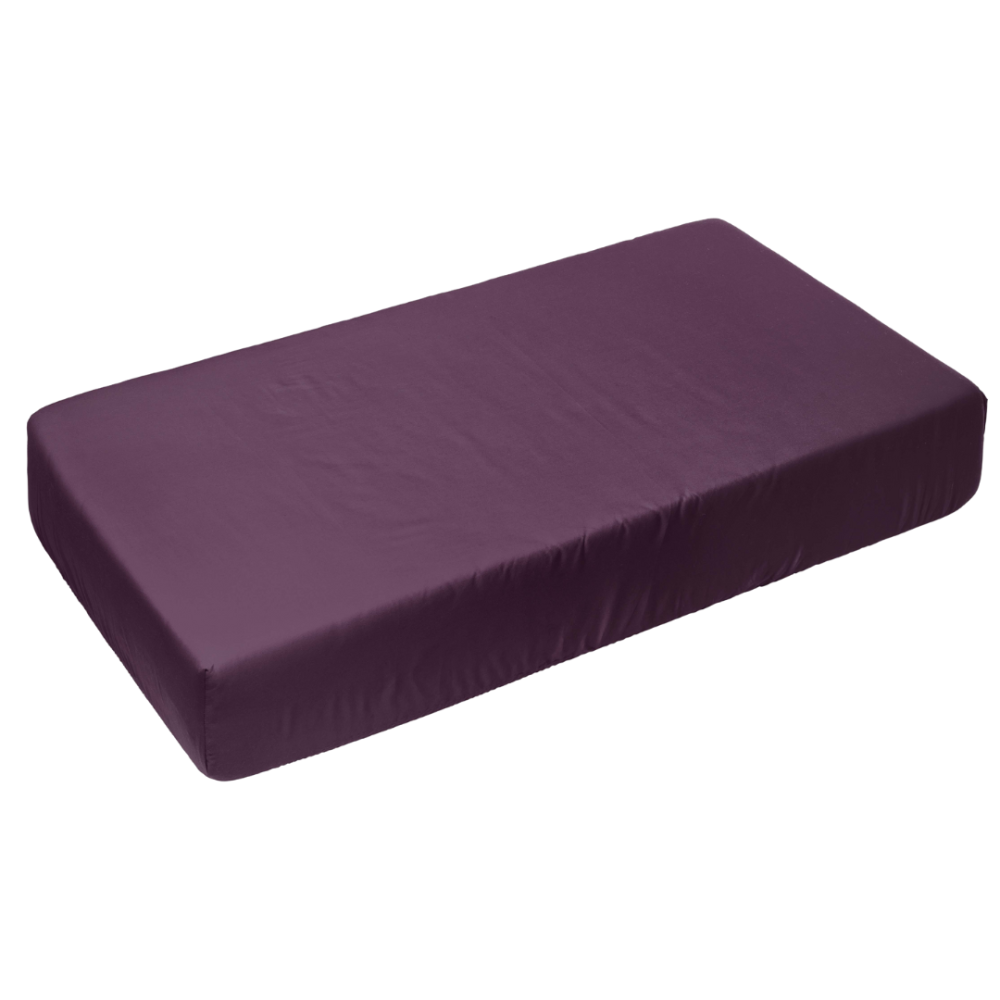 Satin Spannbettlaken „Plum glow“. Spannbettlaken 90x200, 90x200 cm, 135/140x200 cm, 155/160x200 cm, 180x200 cm. Pflaumenfarbenes spannbetttuch in einem tiefen, satten farbton für einen stilvollen und bequemen sitz auf ihrer matratze.