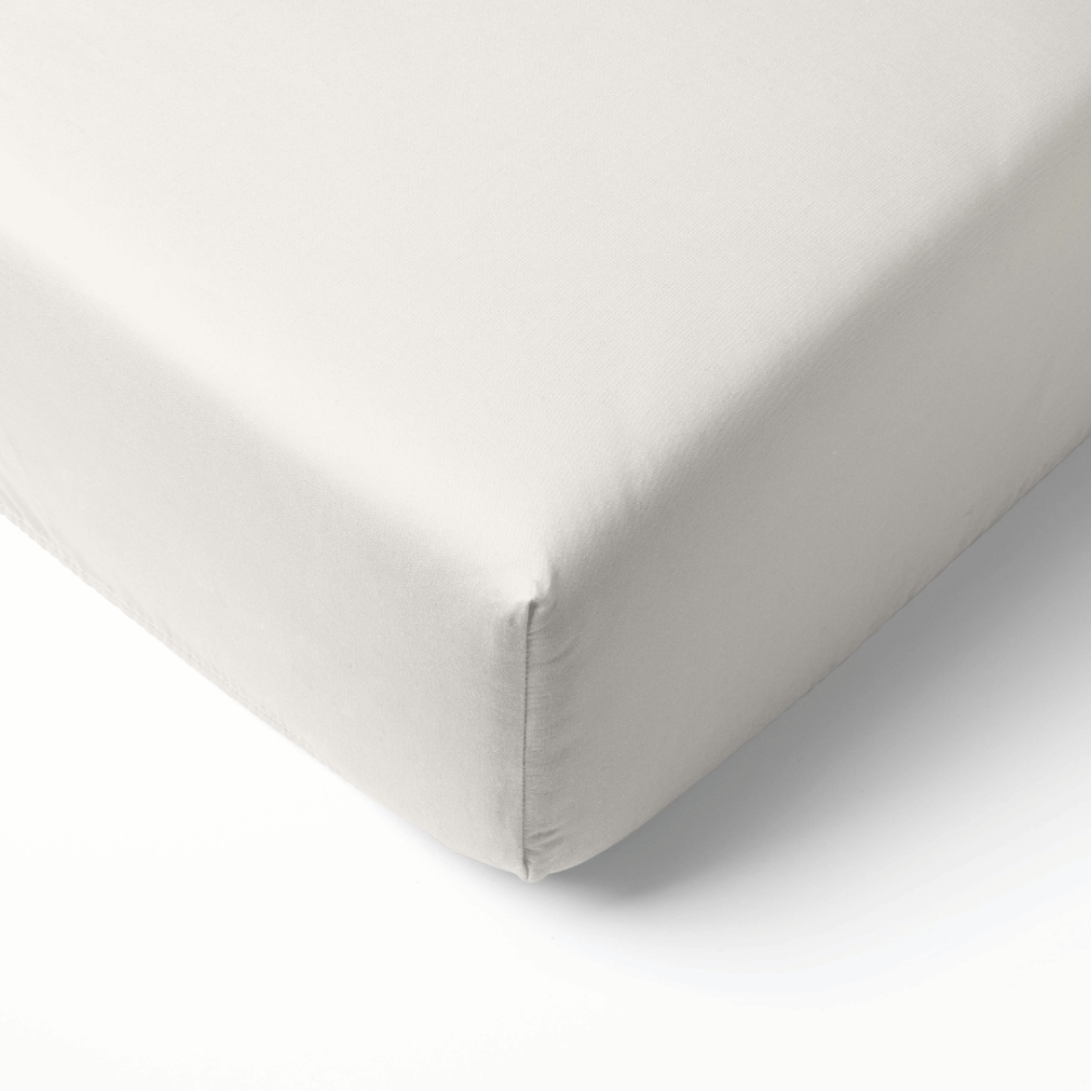 Satin Spannbettlaken „Snow White Sateen“. Spannbettlaken 160x200, 90x200 cm, 135/140x200 cm, 160x200 cm, 180x200 cm. Elfenbeinfarbenes spannbettlaken ohne muster.