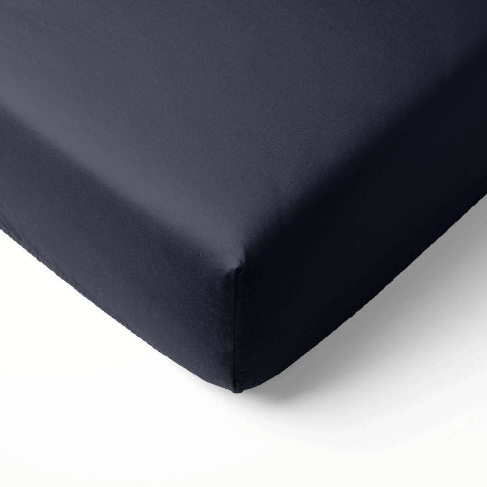 Satin Bettlaken „Dark Grey Sateen“, 150x220 cm, 200x220 cm, 220x240 cm. Anthrazitfarbenes bettlaken ohne gummizug mit einem dezenten bläulichen unterton. Satin Bettlaken „Dark Grey Sateen“, 150x220 cm, 200x220 cm, 220x240 cm. Anthrazitfarbenes bettlaken ohne gummizug mit einem dezenten bläulichen unterton.
