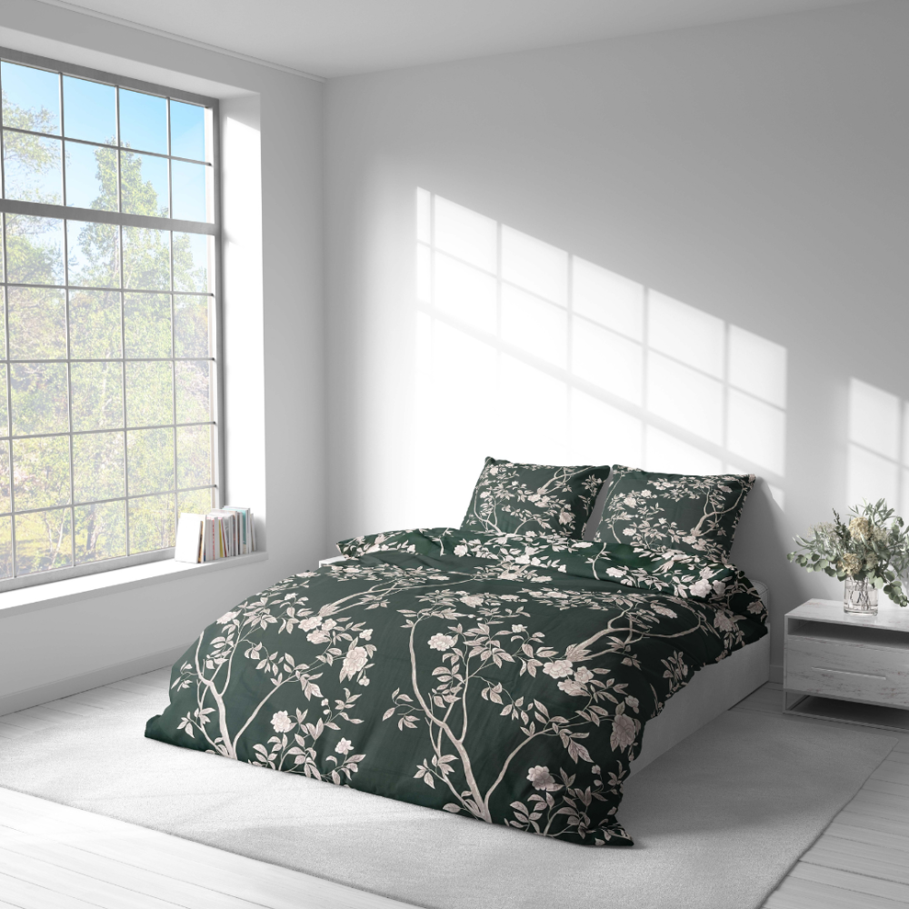 Premium satin bettwäsche set "Blooming Forest". Bettwäsche aus Satin, 135/140x200 cm, 200x200 cm, 200x220 cm. Bettwäsche-set in sattem dunkelgrün mit baumzweigen und verstreuten blüten, die ein elegantes botanisches thema schaffen.