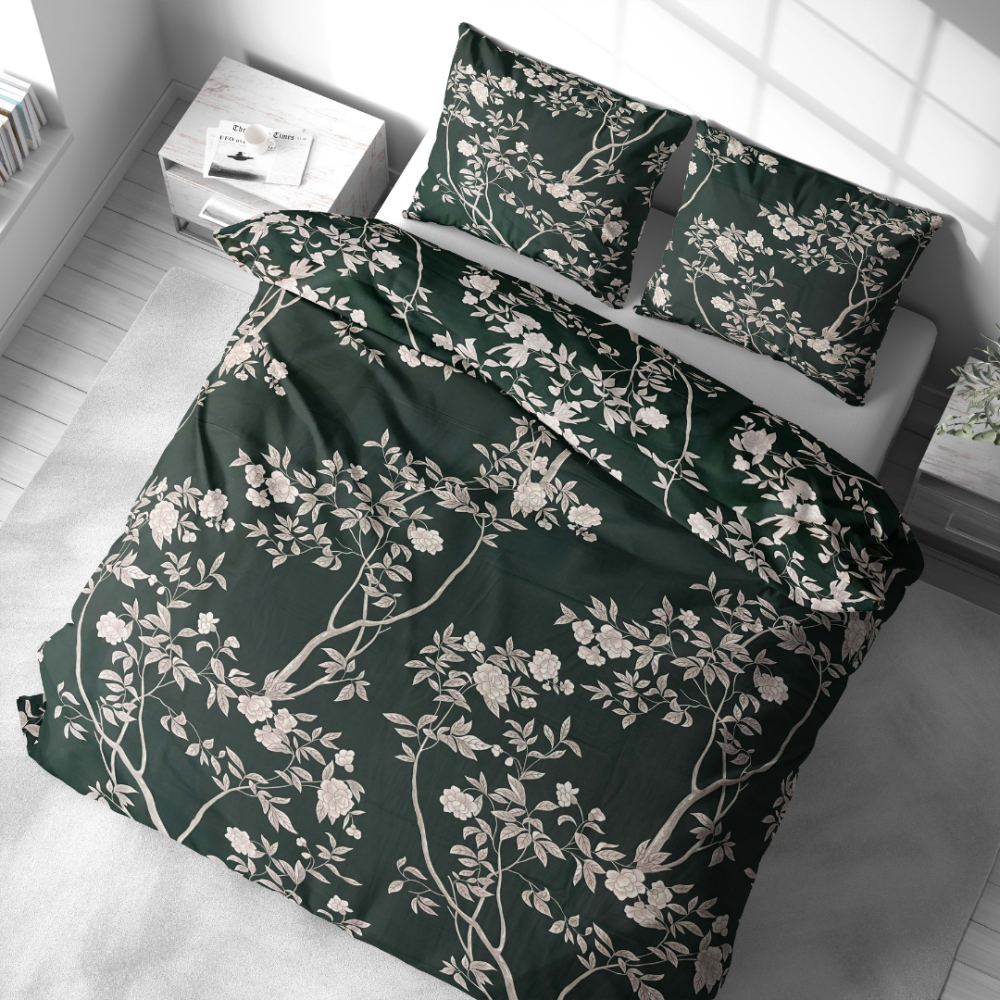 Premium satin bettwäsche set "Blooming Forest". Bettwäsche aus Satin, 135/140x200 cm, 200x200 cm, 200x220 cm. Üppiges dunkelgrünes bettwäscheset mit blühenden zweigen, die eine friedliche, von der natur inspirierte stimmung mit sanften floralen akzenten schaffen.