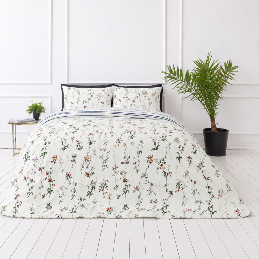 Satin bettwäsche set "Caroline". Bettwäsche 155x200, 135/140x200 cm, 150x200 cm, 155/160x200 cm, 180x200 cm, 200x200 cm, 200x220 cm. Subtiles hellgrünes bettwäsche-set mit buntem blumenmuster. Satin bettwäsche set "Caroline". Bettwäsche 155x200, 135/140x200 cm, 150x200 cm, 155/160x200 cm, 180x200 cm, 200x200 cm, 200x220 cm. Subtiles hellgrünes bettwäsche-set mit buntem blumenmuster.