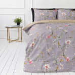 Satin bettwäsche set "Daphne". Lila Bettwäsche, 135/140x200 cm, 200x200 cm, 200x220 cm. Grau-violettes baumwollsatin-bettwäsche-set mit blumenmuster Satin bettwäsche set "Daphne". Lila Bettwäsche, 135/140x200 cm, 200x200 cm, 200x220 cm. Grau-violettes baumwollsatin-bettwäsche-set mit blumenmuster