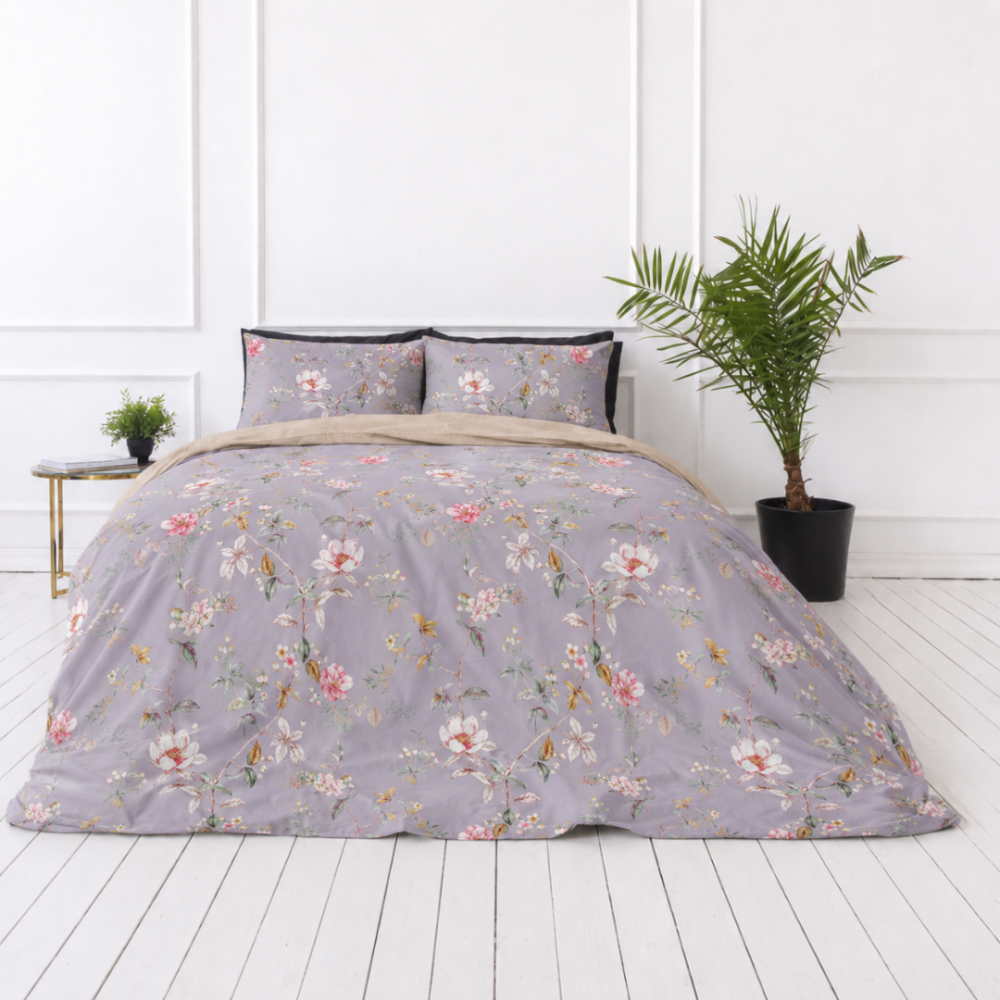 Satin bettwäsche set "Daphne". Lila Bettwäsche, 135/140x200 cm, 200x200 cm, 200x220 cm. Geblümtes baumwollsatin-bettwäsche-set auf grau-violettem hintergrund Satin bettwäsche set "Daphne". Lila Bettwäsche, 135/140x200 cm, 200x200 cm, 200x220 cm. Geblümtes baumwollsatin-bettwäsche-set auf grau-violettem hintergrund