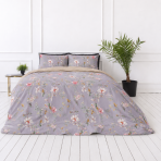 Satin bettwäsche set "Daphne". Lila Bettwäsche, 135/140x200 cm, 200x200 cm, 200x220 cm. Geblümtes baumwollsatin-bettwäsche-set auf grau-violettem hintergrund Satin bettwäsche set "Daphne". Lila Bettwäsche, 135/140x200 cm, 200x200 cm, 200x220 cm. Geblümtes baumwollsatin-bettwäsche-set auf grau-violettem hintergrund