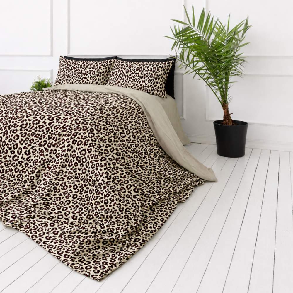 Satin bettwäsche set "Exotic Leopard". Bettwäsche 135x200, 135/140x200 cm, 200x200 cm, 200x220 cm. Sandfarbenes bettwäsche-set mit schwarzbraunen leopardenmotiven Satin bettwäsche set "Exotic Leopard". Bettwäsche 135x200, 135/140x200 cm, 200x200 cm, 200x220 cm. Sandfarbenes bettwäsche-set mit schwarzbraunen leopardenmotiven