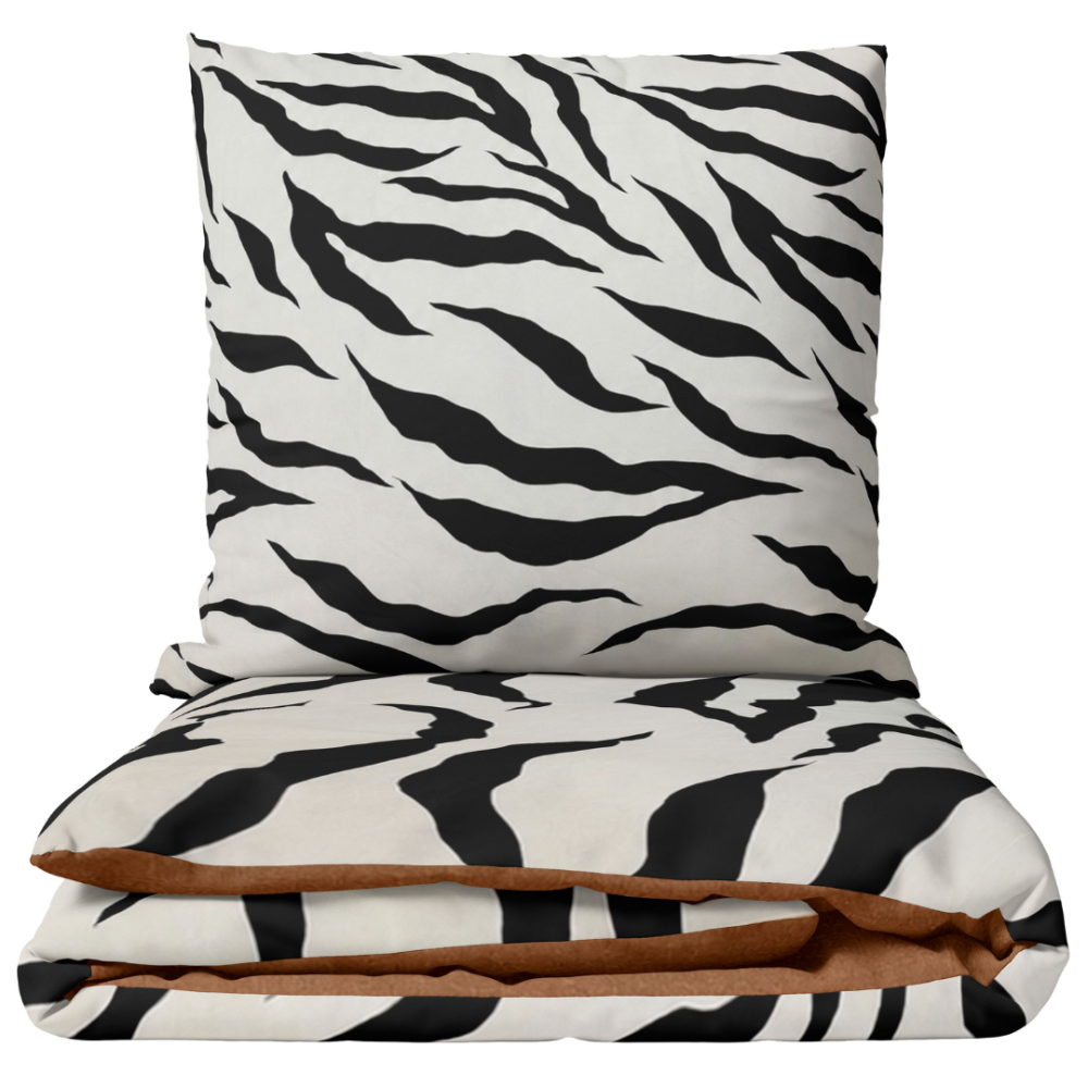 Satin bettwäsche set "Exotic Zebra". Bettwäsche mit Tieren, 135/140x200 cm, 200x200 cm, 200x220 cm. Weiße bettwäsche mit schwarzem zebramuster und braunem akzent auf der innenseite Satin bettwäsche set "Exotic Zebra". Bettwäsche mit Tieren, 135/140x200 cm, 200x200 cm, 200x220 cm. Weiße bettwäsche mit schwarzem zebramuster und braunem akzent auf der innenseite