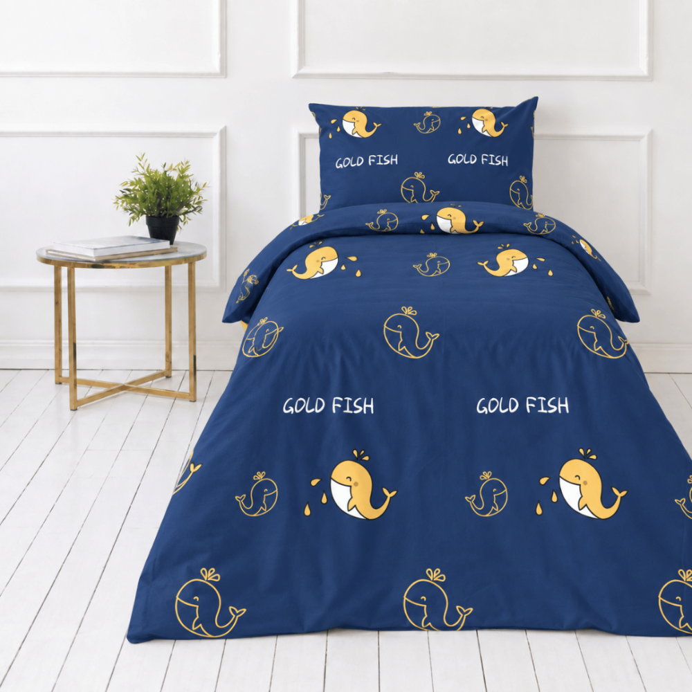Premium satin bettwäsche set "Gold Fish". Bettwäsche 135x200, 135/140x200 cm. Tiefblaues bettwäsche-design mit verspielten gelben und weißen walen. Premium satin bettwäsche set "Gold Fish". Bettwäsche 135x200, 135/140x200 cm. Tiefblaues bettwäsche-design mit verspielten gelben und weißen walen.