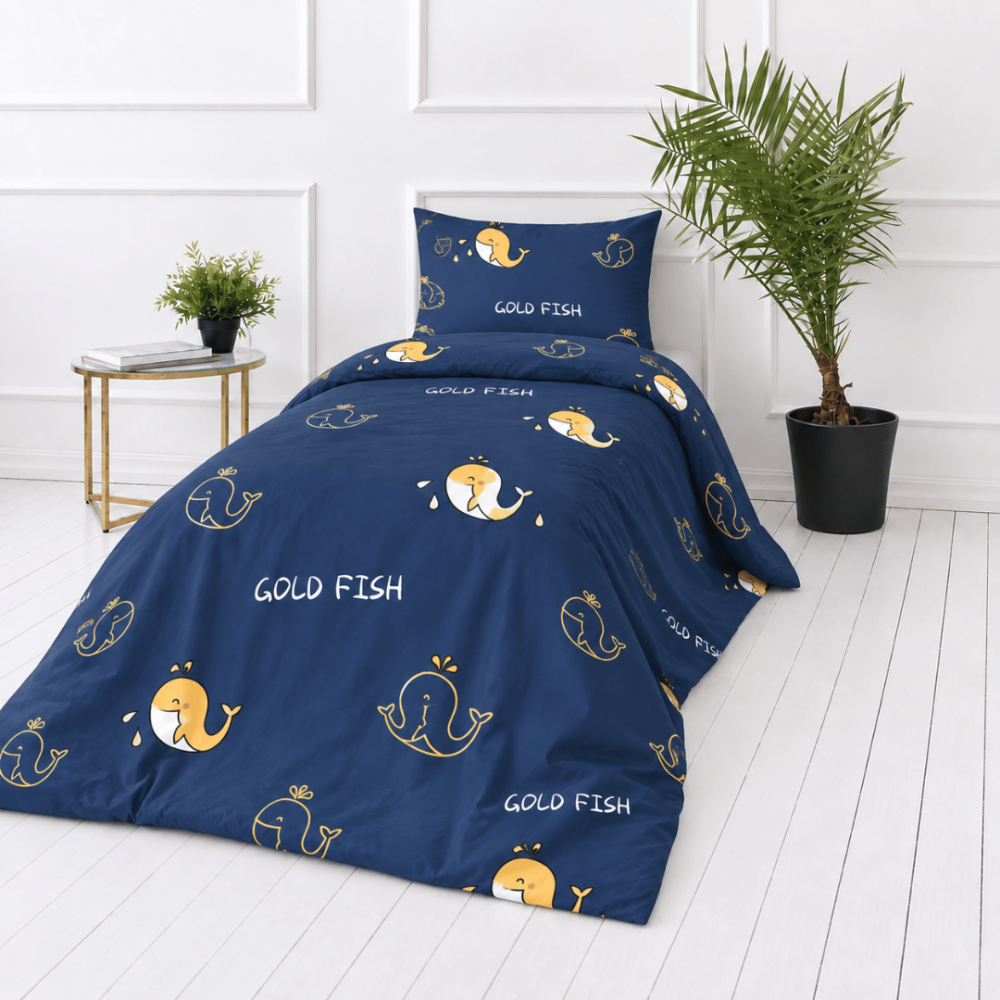 Premium satin bettwäsche set "Gold Fish". Bettwäsche 135x200, 135/140x200 cm. Dunkelblauer hintergrund mit wiederkehrenden gelben walillustrationen und weißen schriftzügen. Premium satin bettwäsche set "Gold Fish". Bettwäsche 135x200, 135/140x200 cm. Dunkelblauer hintergrund mit wiederkehrenden gelben walillustrationen und weißen schriftzügen.