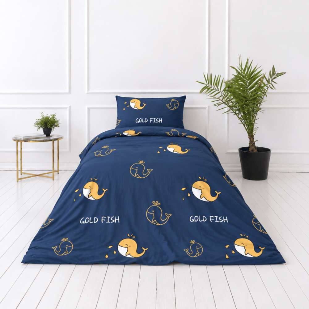 Premium satin bettwäsche set "Gold Fish". Bettwäsche 135x200, 135/140x200 cm. Blaues bettwäsche-set mit gelben wal-konturen und hellen dekorativen details. Premium satin bettwäsche set "Gold Fish". Bettwäsche 135x200, 135/140x200 cm. Blaues bettwäsche-set mit gelben wal-konturen und hellen dekorativen details.