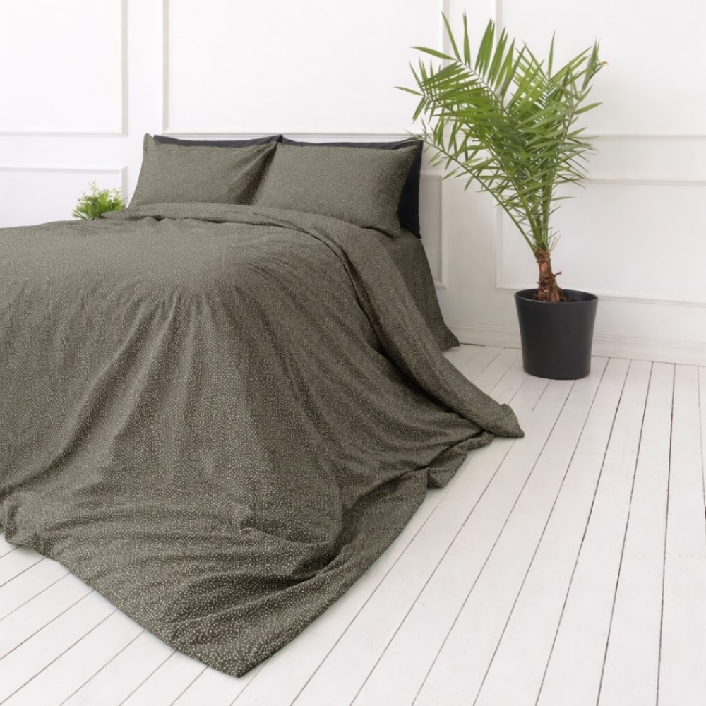 Premium satin bettwäsche set "Frisson". Bettwäsche 155x200, 135/140x200 cm, 150x200 cm, 155/160x200 cm, 180x200 cm, 200x200 cm, 200x220 cm. Elegantes braunes bettwäsche-set mit sehr feinem muster weißer blüten.