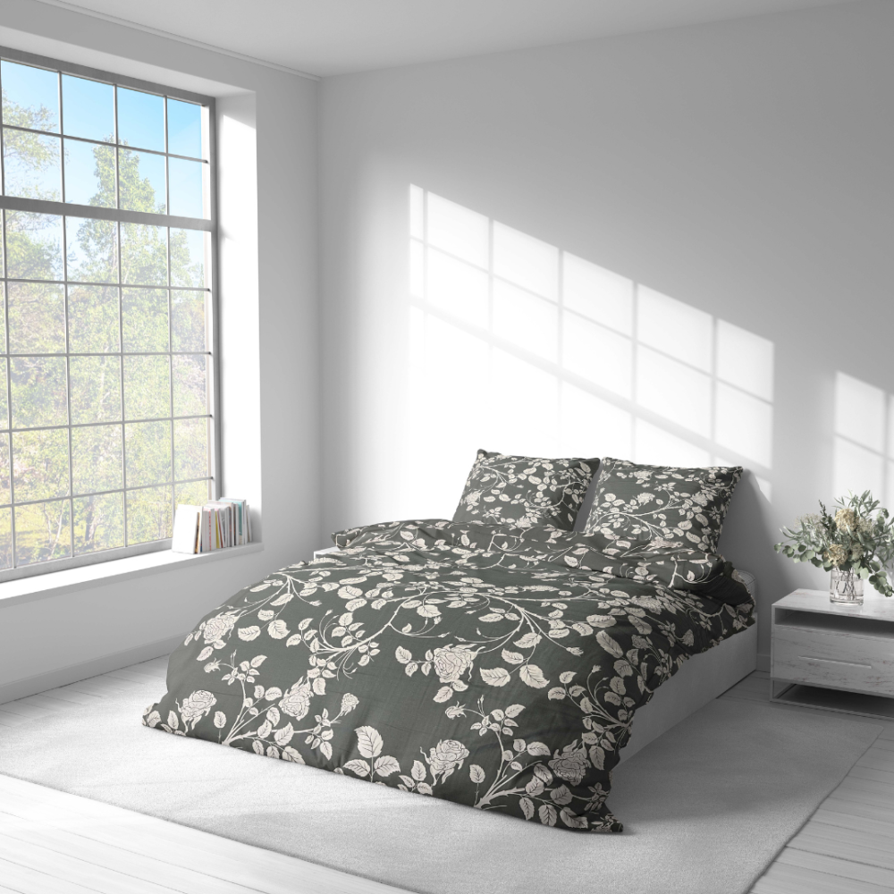 Premium satin bettwäsche set "Lunar Rose". Bettwäsche aus Satin, 135/140x200 cm, 200x200 cm, 200x220 cm. Elegantes graues bettwäscheset mit zarten rosenzweigen und hellen blüten, die einen ruhigen, floral inspirierten look schaffen.
