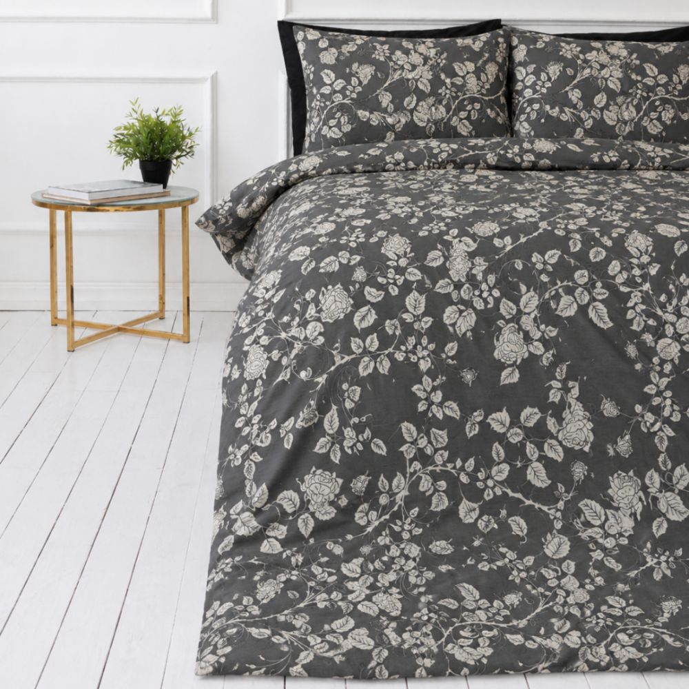 Premium satin bettwäsche set "Lunar Rose". Bettwäsche 135x200, 135/140x200 cm, 150x200 cm, 155/160x200 cm, 180x200 cm, 200x200 cm, 200x220 cm. Bettwäscheset in beruhigendem grau mit detaillierten rosenzweigen und hellen blüten für einen subtilen, romantischen, floralen stil. Premium satin bettwäsche set "Lunar Rose". Bettwäsche 135x200, 135/140x200 cm, 150x200 cm, 155/160x200 cm, 180x200 cm, 200x200 cm, 200x220 cm. Bettwäscheset in beruhigendem grau mit detaillierten rosenzweigen und hellen blüten für einen subtilen, romantischen, floralen stil.