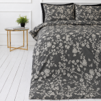 Premium satin bettwäsche set "Lunar Rose". Bettwäsche 135x200, 135/140x200 cm, 150x200 cm, 155/160x200 cm, 180x200 cm, 200x200 cm, 200x220 cm. Bettwäscheset in beruhigendem grau mit detaillierten rosenzweigen und hellen blüten für einen subtilen, romantischen, floralen stil. Premium satin bettwäsche set "Lunar Rose". Bettwäsche 135x200, 135/140x200 cm, 150x200 cm, 155/160x200 cm, 180x200 cm, 200x200 cm, 200x220 cm. Bettwäscheset in beruhigendem grau mit detaillierten rosenzweigen und hellen blüten für einen subtilen, romantischen, floralen stil.
