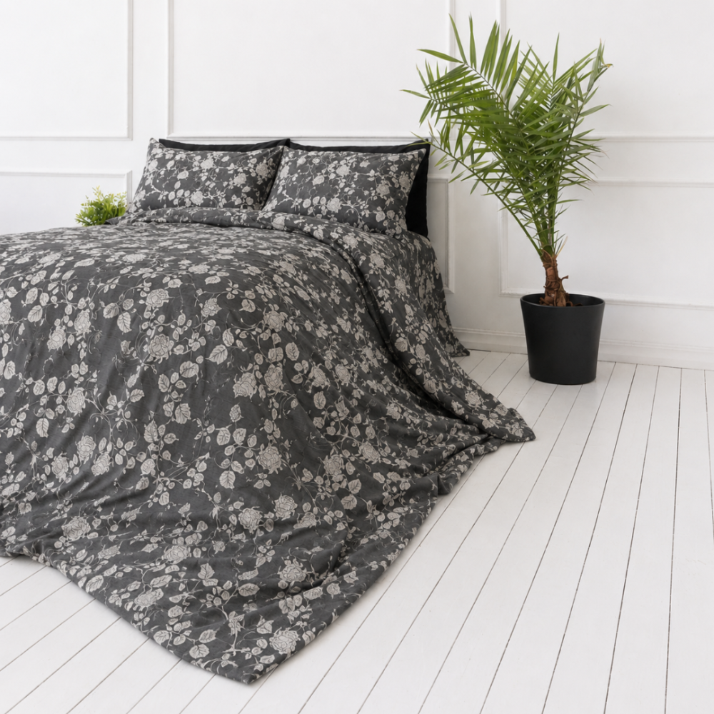 Premium satin bettwäsche set "Lunar Rose". Bettwäsche 135x200, 135/140x200 cm, 150x200 cm, 155/160x200 cm, 180x200 cm, 200x200 cm, 200x220 cm. Elegantes graues bettwäscheset mit zarten rosenzweigen und hellen blüten, die einen ruhigen, floral inspirierten look schaffen. Premium satin bettwäsche set "Lunar Rose". Bettwäsche 135x200, 135/140x200 cm, 150x200 cm, 155/160x200 cm, 180x200 cm, 200x200 cm, 200x220 cm. Elegantes graues bettwäscheset mit zarten rosenzweigen und hellen blüten, die einen ruhigen, floral inspirierten look schaffen.