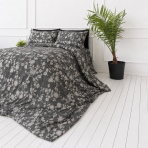 Premium satin bettwäsche set "Lunar Rose". Bettwäsche 135x200, 135/140x200 cm, 150x200 cm, 155/160x200 cm, 180x200 cm, 200x200 cm, 200x220 cm. Elegantes graues bettwäscheset mit zarten rosenzweigen und hellen blüten, die einen ruhigen, floral inspirierten look schaffen. Premium satin bettwäsche set "Lunar Rose". Bettwäsche 135x200, 135/140x200 cm, 150x200 cm, 155/160x200 cm, 180x200 cm, 200x200 cm, 200x220 cm. Elegantes graues bettwäscheset mit zarten rosenzweigen und hellen blüten, die einen ruhigen, floral inspirierten look schaffen.