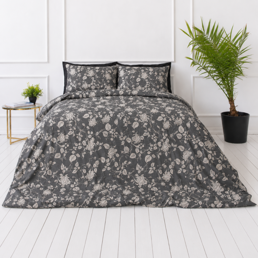 Premium satin bettwäsche set "Lunar Rose". Bettwäsche 135x200, 135/140x200 cm, 150x200 cm, 155/160x200 cm, 180x200 cm, 200x200 cm, 200x220 cm. Zartes graues bettwäscheset mit hellen rosenzweigen und -blüten, perfekt für ein sanftes, blumiges ambiente in jedem raum. Premium satin bettwäsche set "Lunar Rose". Bettwäsche 135x200, 135/140x200 cm, 150x200 cm, 155/160x200 cm, 180x200 cm, 200x200 cm, 200x220 cm. Zartes graues bettwäscheset mit hellen rosenzweigen und -blüten, perfekt für ein sanftes, blumiges ambiente in jedem raum.