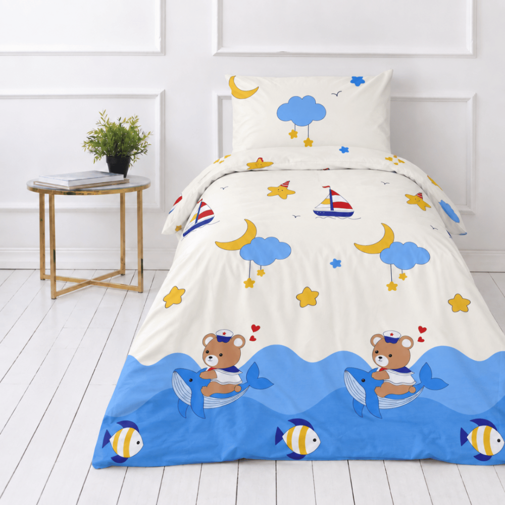 Premium satin bettwäsche set "Sailor“. Bettwäsche 135x200, 135/140x200 cm. Helle bettwäsche mit blauen segelbooten, wolken und gelben akzenten.