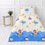 Premium satin bettwäsche set "Sailor“. Bettwäsche 135x200, 135/140x200 cm. Helle bettwäsche mit blauen segelbooten, wolken und gelben akzenten.