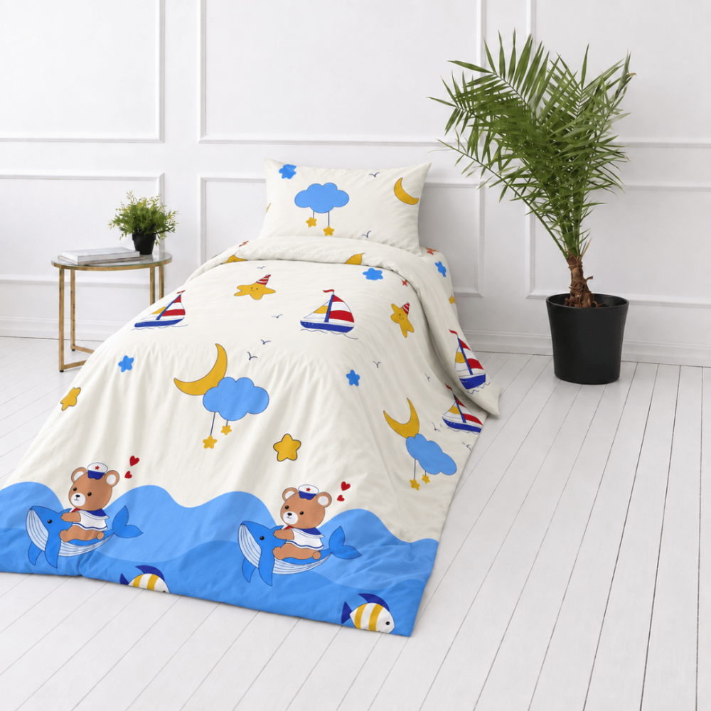 Premium satin bettwäsche set "Sailor“. Bettwäsche 135x200, 135/140x200 cm. Cremefarbenes design mit blauem meer, bären und walen.