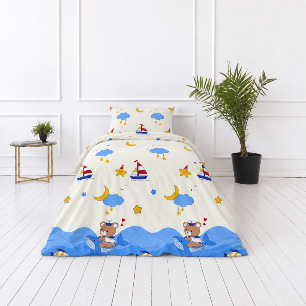 Premium satin bettwäsche set "Sailor“. Bettwäsche 135x200, 135/140x200 cm. Verspieltes design in creme, blau und gelb mit maritimen motiven.