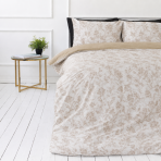 Satin bettwäsche set "Sand Damask". Bettwäsche 135x200, 135/140x200 cm, 200x200 cm, 200x220 cm. Beiges baumwollsatin-bettwäsche-set mit subtiler blumiger damaststruktur und schwarzen akzenten. Satin bettwäsche set "Sand Damask". Bettwäsche 135x200, 135/140x200 cm, 200x200 cm, 200x220 cm. Beiges baumwollsatin-bettwäsche-set mit subtiler blumiger damaststruktur und schwarzen akzenten.